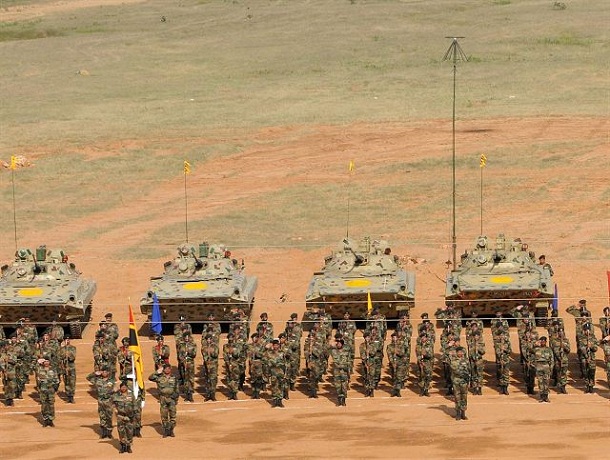 indian_army_soldiers_and_combat_armoured_vehicles_during_training_exercises_640