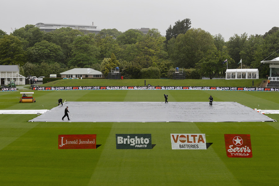 CHRISTCHURCH, NEW ZEALAND - NOVEMBER 17: Groundsmen work on the ground as rain delays play during day one of the First Test between New Zealand and Pakistan at Hagley Oval on November 17, 2016 in Christchurch, New Zealand. (Photo by Kai Schwoerer/Getty Images)