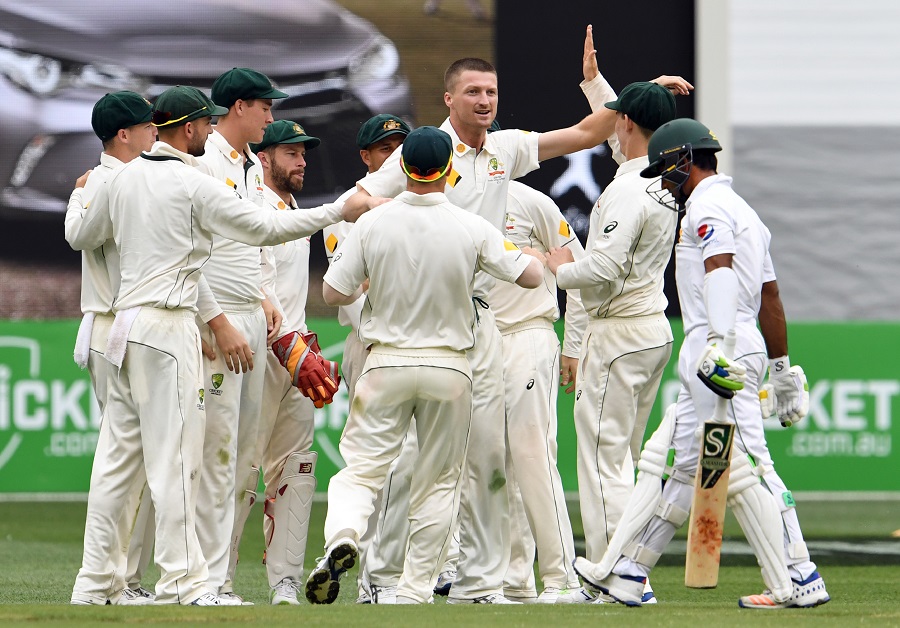 Australia's Jackson Bird (3rd R) celebrates with teammates after dismissing Pakistan batsman Asad Shafiq (R) on the second day of the second cricket Test match in Melbourne on December 27, 2016. / AFP PHOTO / WILLIAM WEST / IMAGE RESTRICTED TO EDITORIAL USE - STRICTLY NO COMMERCIAL USE