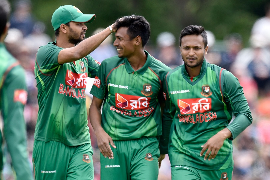Bangladesh's Mustafizur Rahman (C) celebrates New Zealand's Martin Guptill being caught with teammates Mashrafe Mortaza (L) and Shakib Al Hasan during the one day international cricket match between New Zealand and Bangladesh at the Hagley Park in Christchurch on December 26, 2016. / AFP / Marty Melville (Photo credit should read MARTY MELVILLE/AFP/Getty Images)