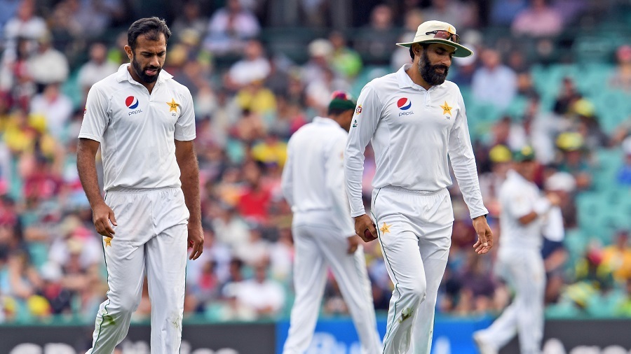 Pakistan paceman Wahab Riaz (L) and captain Misbah-ul-Haq (R) walk back to their mark as Australia's batsmen punish the bowling during the first day of the third cricket Test match at the SCG in Sydney on January 3, 2017. / AFP / WILLIAM WEST / IMAGE RESTRICTED TO EDITORIAL USE - STRICTLY NO COMMERCIAL USE (Photo credit should read WILLIAM WEST/AFP/Getty Images)