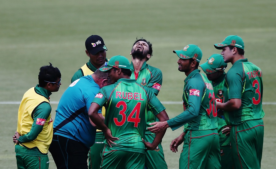MOUNT MAUNGANUI, NEW ZEALAND - JANUARY 08: Mashrafe Mortaza of Bangladesh shows pain with an injury to his hand during the third Twenty20 International match between New Zealand and Bangladesh at Bay Oval on January 8, 2017 in Mount Maunganui, New Zealand.  (Photo by Anthony Au-Yeung/Getty Images)
