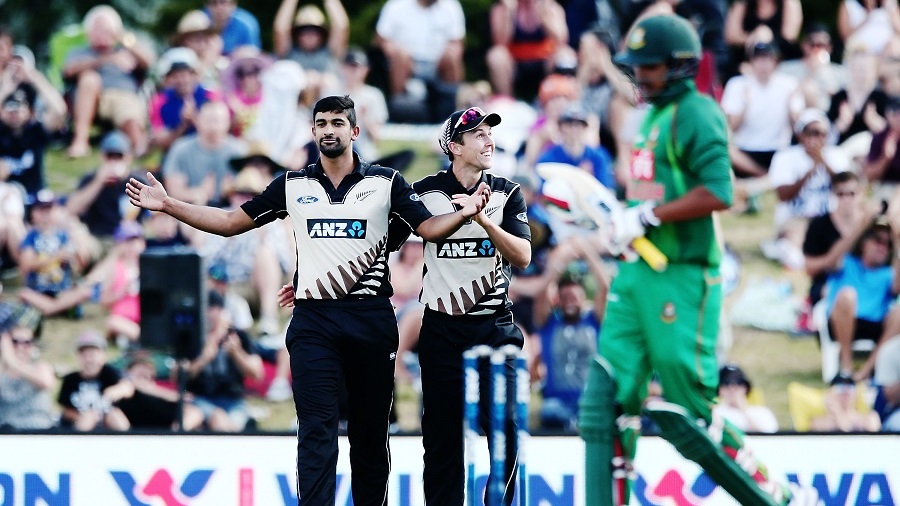 MOUNT MAUNGANUI, NEW ZEALAND - JANUARY 08:  Ish Sodhi celebrates with teammate Trent Boult for his wicket of Soumya Sarkar of Bangladesh during the third Twenty20 International match between New Zealand and Bangladesh at Bay Oval on January 8, 2017 in Mount Maunganui, New Zealand.  (Photo by Anthony Au-Yeung/Getty Images)