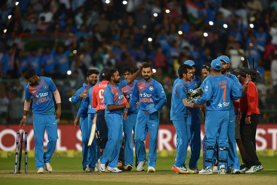 Indian team celebrates their victory against England during the third T20 cricket match between India and England at the Chinnaswamy Cricket Stadium in Bangalore on February 1, 2017. England is chasing a target of 203 runs scored by India. / AFP PHOTO / Manjunath KIRAN / ----IMAGE RESTRICTED TO EDITORIAL USE - STRICTLY NO COMMERCIAL USE----- / GETTYOUT
