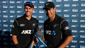Trent Boult and Ross Taylor of New Zealand celebrate after the one-day international cricket match between New Zealand and Australia at Seddon Park in Hamilton on February 5, 2017. / AFP / MICHAEL BRADLEY        (Photo credit should read MICHAEL BRADLEY/AFP/Getty Images)