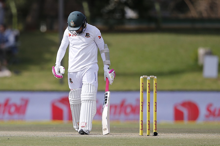 Bangladesh batsman Mushfiqur Rahim leaves the ground after South Africa fielder Temba Bavuma caught him out during the second day of the second Test Match between South Africa and Bangladesh in Bloemfontein, on October 7, 2017. / AFP PHOTO / MARCO LONGARI