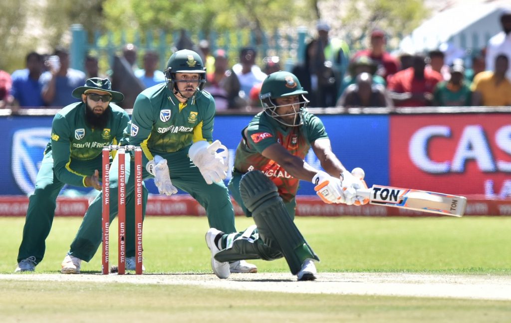 Wicket keeperMushfiqur Rahim (C) of Bangladesh  is in action during the first One Day International (ODI) cricket match between South Africa and Bangladesh in Kimberley, South Africa on October 15, 2017. / AFP PHOTO / CHARL DEVENISH        (Photo credit should read CHARL DEVENISH/AFP/Getty Images)