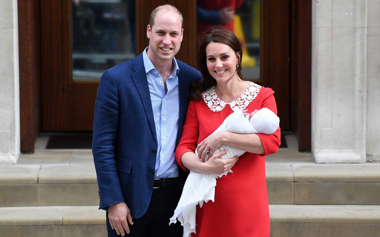 LONDON, ENGLAND - APRIL 23:  Catherine, Duchess of Cambridge and Prince William, Duke of Cambridge depart the Lindo Wing with their newborn son at St Mary's Hospital on April 23, 2018 in London, England. The Duchess safely delivered a boy at 11:01 am, weighing 8lbs 7oz, who will be fifth in line to the throne.  (Photo by Samir Hussein/WireImage)