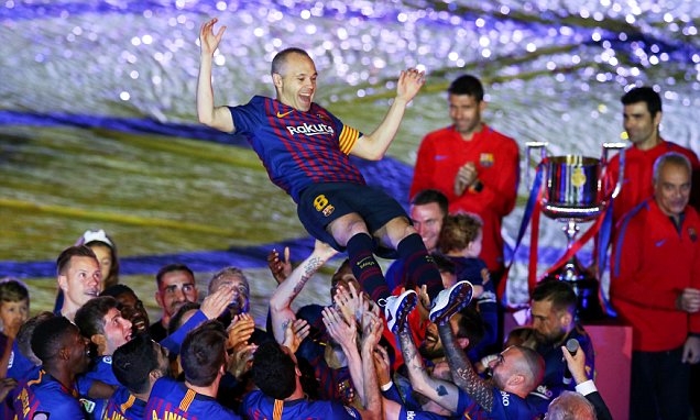 andres-iniesta-left-in-tears-during-barcelona-farewell