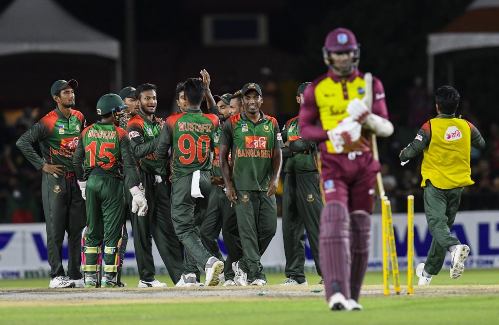 Mahmudullah (L), Shakib Al Hasan (3rd L) and Rubel Hossain (3rd R) of Bangladesh celebrate the dismissal of Marlon Samuels (2nd R) of West Indies during the 3rd and final T20i match between West Indies and Bangladesh at Central Broward Regional Park Stadium in Fort Lauderdale, Florida, on August 5, 2018. / AFP PHOTO / Randy Brooks