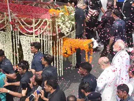 former-pm-vajpayee-cremated-with-full-state-honour-daughter-namita-lights-funeral-pyre