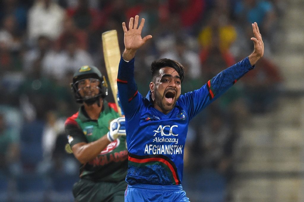 Afghan cricketer Rashid Khan (R) appeals for an unsuccessful leg before wicket (LBW) decision against Bangladesh batsman Mohammad Mahmudullah (C) during the one day international (ODI) Asia Cup cricket match between Bangladesh and Afghanistan at The Sheikh Zayed Stadium in Abu Dhabi on September 20, 2018. / AFP PHOTO / ISHARA S. KODIKARA