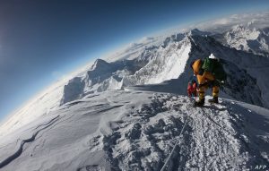 (FILES) In this file photo taken on May 17, 2018, mountaineers make their way to the summit of Mount Everest, as they ascend on the south face from Nepal. - Two more climbers have died on Everest, expedition organisers and officials said on May 25, taking the toll from a deadly week on the overcrowded world's highest peak to ten. (Photo by Phunjo LAMA / AFP)