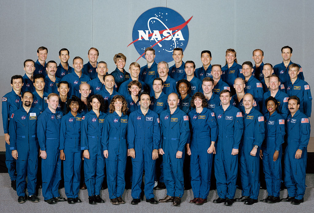1024px-Nasa_astronaut_class_of_1996