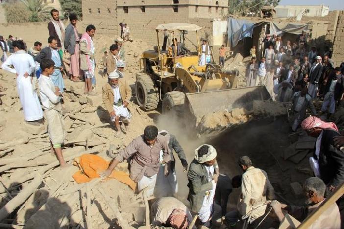 People search for victims under the rubble of houses destroyed by a Saudi-led air strike in the northwestern city of Saada, Yemen August 31, 2016. REUTERS/Naif Rahma
