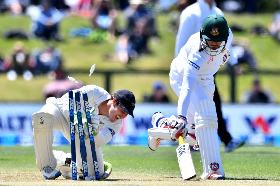 New Zealand's wicketkeeper BJ Watling (L) attempts to run out Bangladesh's Nurul Hasan Sohan (R) during day one of the second international Test cricket match between New Zealand and Bangladesh at Hagley Park Oval in Christchurch on January 20, 2017. / AFP / Marty Melville (Photo credit should read MARTY MELVILLE/AFP/Getty Images)