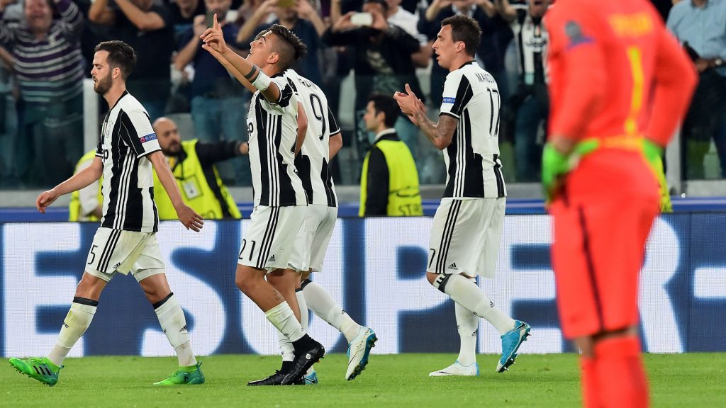 Juventus' forward from Argentina Paulo Dybala (C) celebrates with teammates after scoring a second goal during the UEFA Champions League quarter final first leg football match Juventus vs Barcelona, on April 11, 2017 at the Juventus stadium in Turin.  / AFP PHOTO / GIUSEPPE CACACE        (Photo credit should read GIUSEPPE CACACE/AFP/Getty Images)