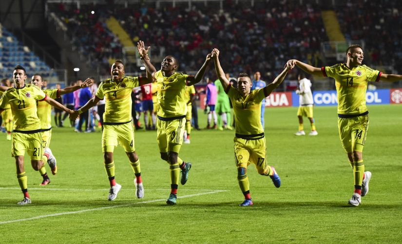 Colombia´s players celebrate their victory against Paraguay during their South American U-17 football tournament match in Rancagua, Chile on March 19, 2017. / AFP PHOTO / MARTIN BERNETTI
